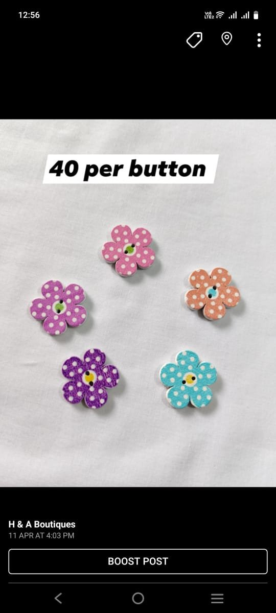 Close-up of Flower Dotted 1 wooden button with floral dot pattern – HnA Boutique Pakistan
